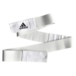Športnik uporablja judo vadbeni trak Adidas The Swing za vadbo vlečenja