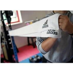 Beli judo vadbeni trak Adidas The Swing z oprijemalnima zaključkoma