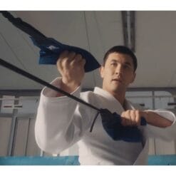 Judoist uporablja Adidas Uchi Komi Tube za uchi-komi trening in krepitev prijema