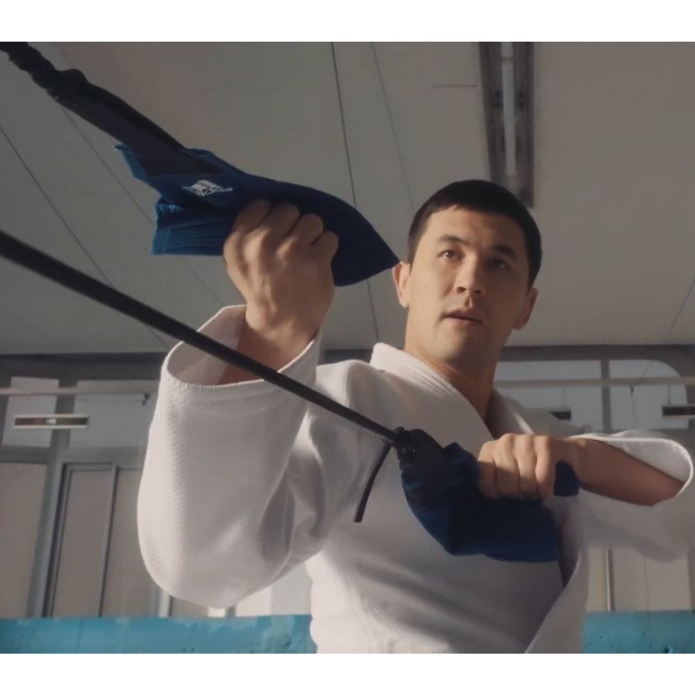 Judoist uporablja Adidas Uchi Komi Tube za uchi-komi trening in krepitev prijema