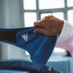 Judoist uporablja Adidas Uchi Komi Tube za uchi-komi trening in krepitev prijema