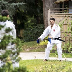 Judoist uporablja Adidas Uchi Komi Tube za uchi-komi trening in krepitev prijema