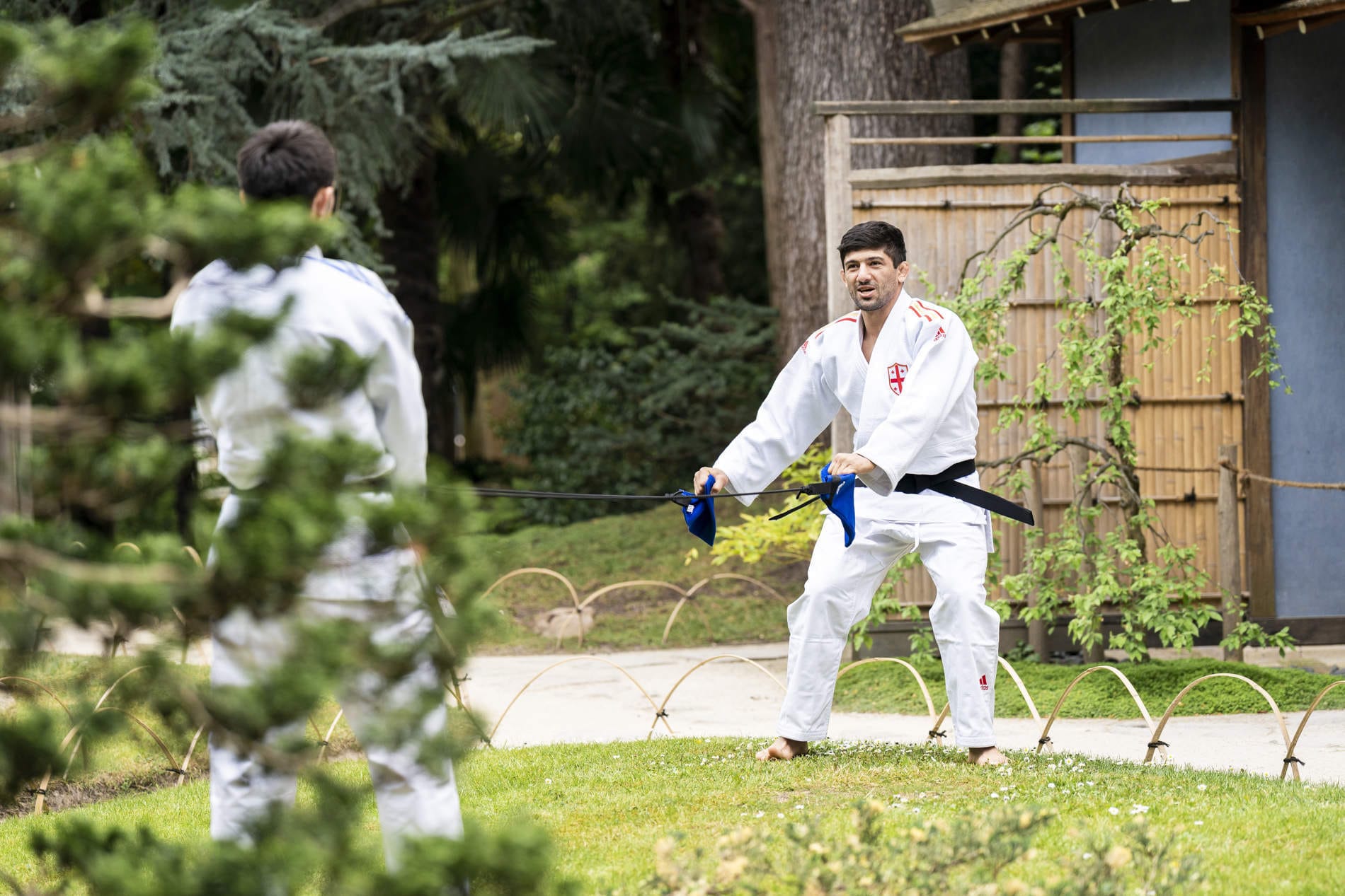 Judoist uporablja Adidas Uchi Komi Tube za uchi-komi trening in krepitev prijema